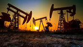 Giá dầu thô tăng vọt hơn 5%, vượt mốc 110 USD