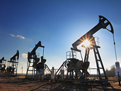 Các báo cáo tháng tiết lộ gì về tình trạng cung cầu của thị trường dầu thô thế giới?
