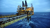Giá dầu giảm điều chỉnh trước sức ép từ báo cáo của EIA