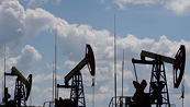 Áp lực đóng vị thế cuối năm có thể kéo giá dầu tiếp tục giảm