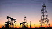 Giá dầu có thể tăng trở lại trước những rủi ro địa chính trị