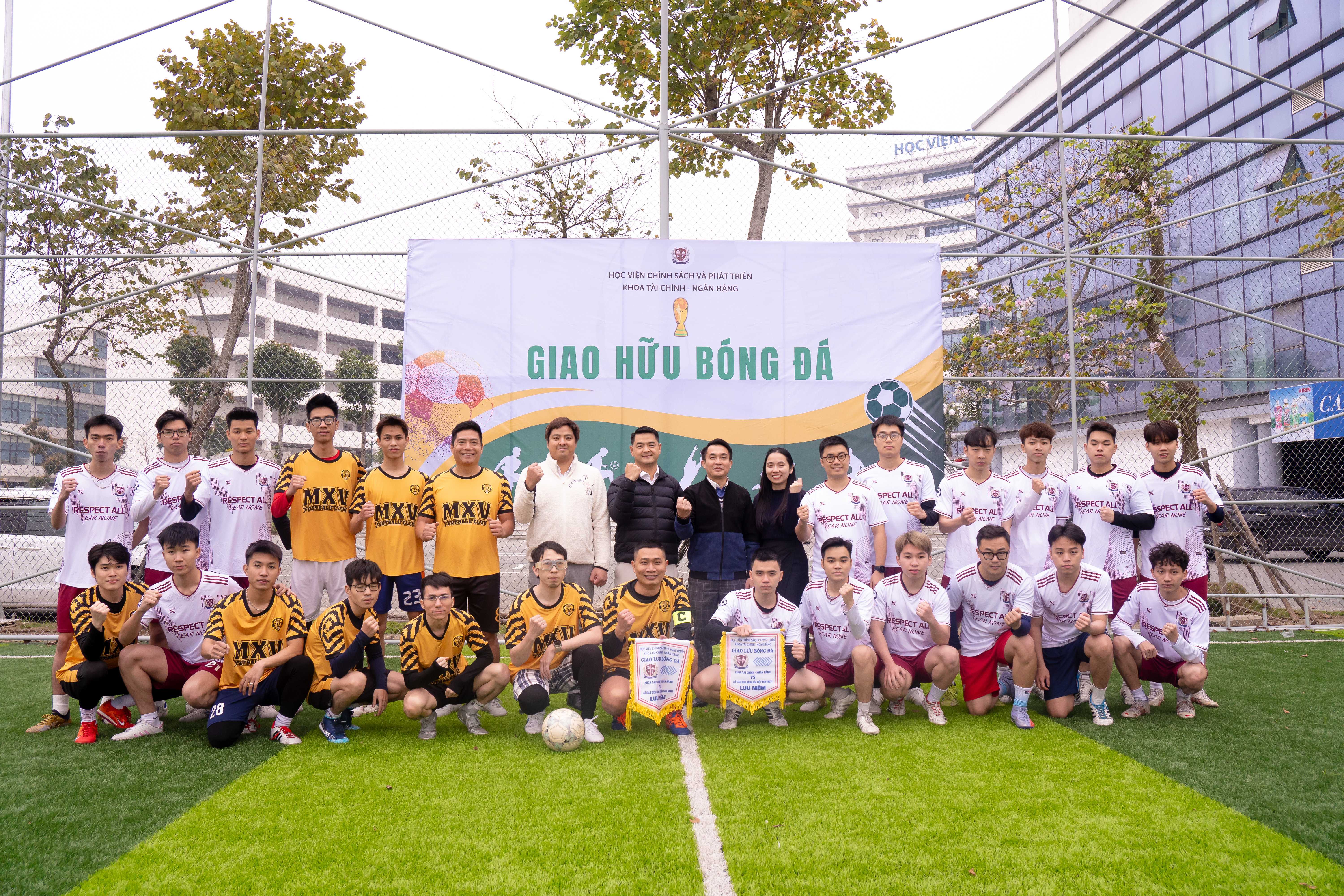 Giao hữu bóng đá giữa MXV cùng Học Viện Chính sách và Phát triển