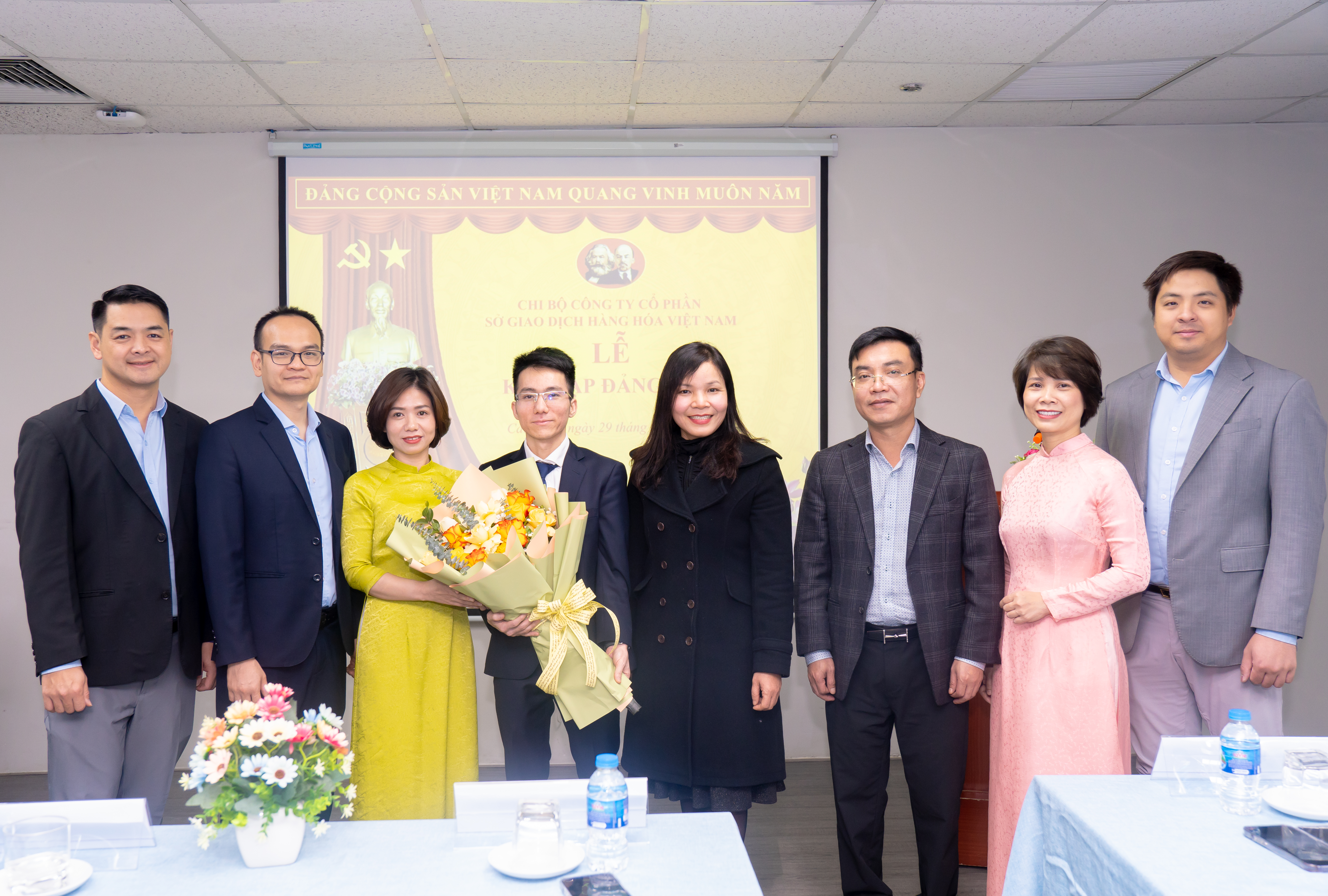Chi bộ Sở Giao dịch Hàng hóa Việt Nam tổ chức lễ kết nạp Đảng viên