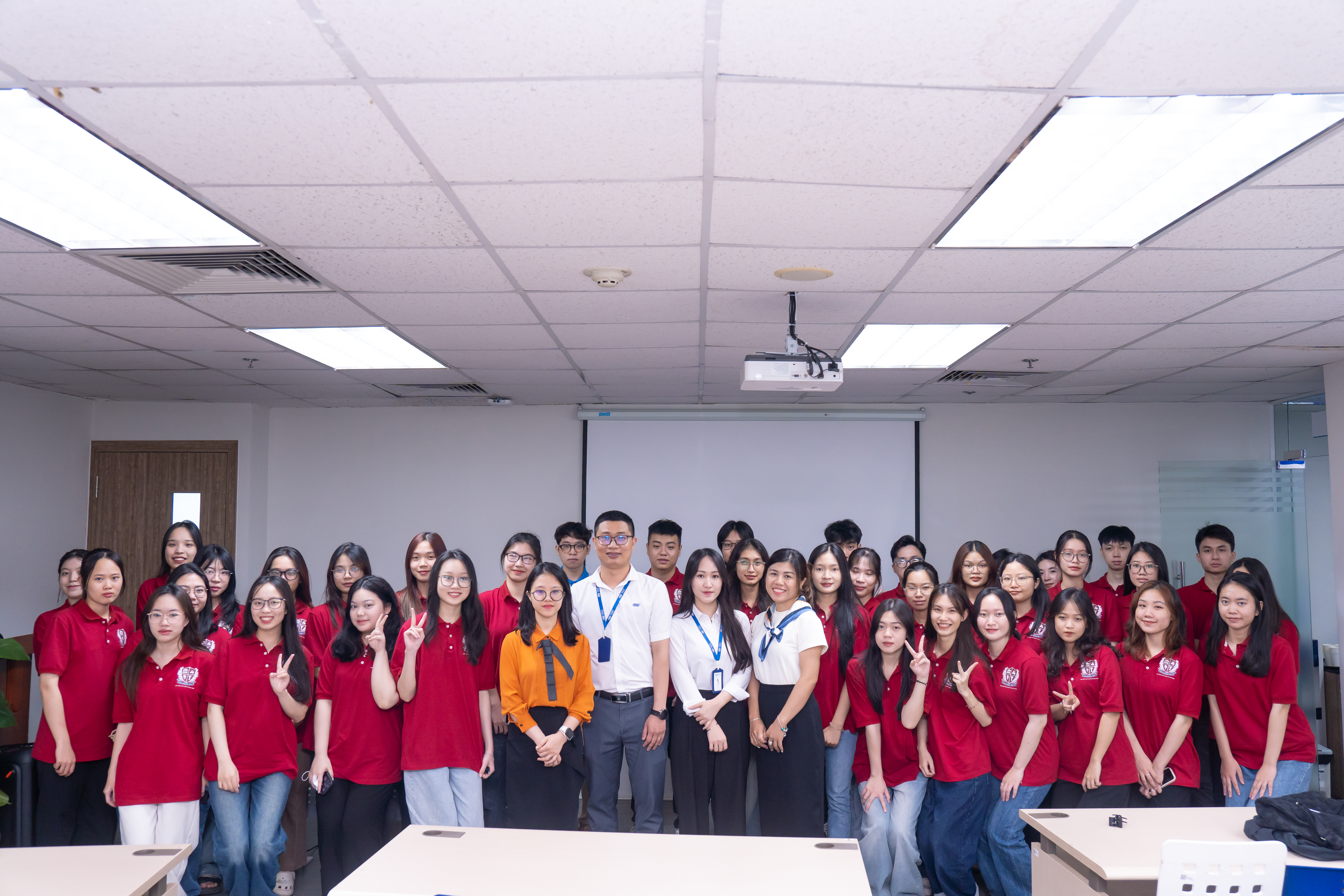 MXV giao lưu cùng sinh viên Học viện Chính sách và Phát triển trong Office Tour