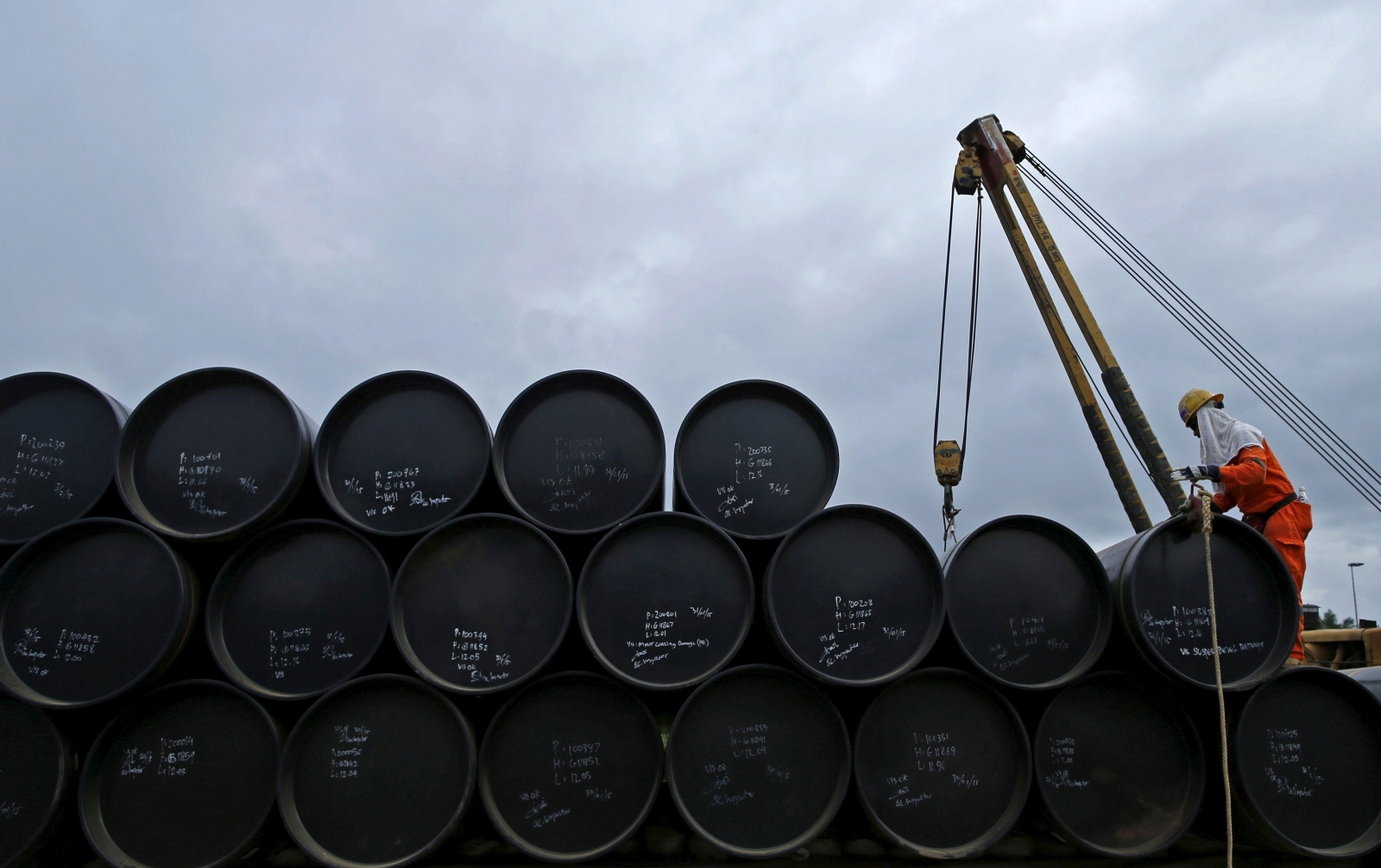 Thị trường dầu thô trước nguy cơ tiếp tục mất cân bằng